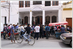 People waiting outside of Fundaci?adre Teresa de Calcuta.