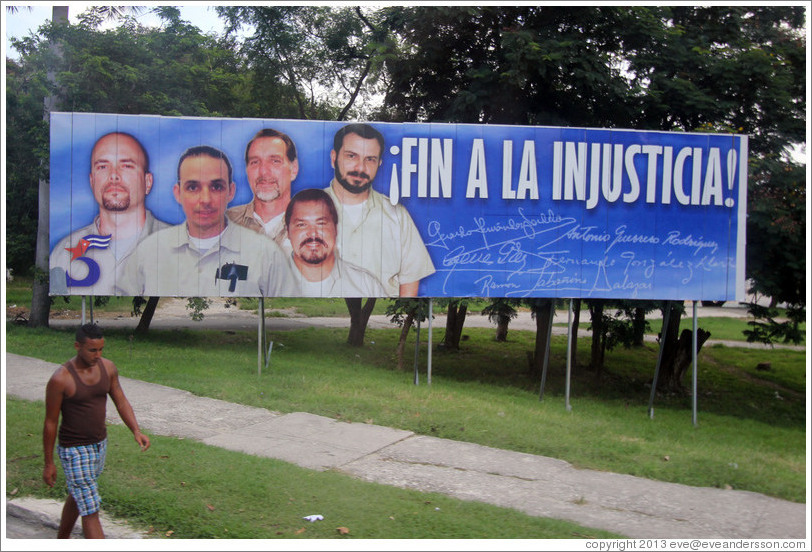Billboard saying "Fin a la injusticia!" ("End to the injustice!"), referring to the Cuban Five: five Cuban men who were controversially imprisoned in the United States in 1998.