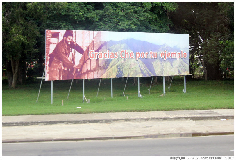 Billboard on Avenida de la Independencia saying: "Gracias Che por tu ejemplo" ("Thank you, Che [Guevara], for your good example").