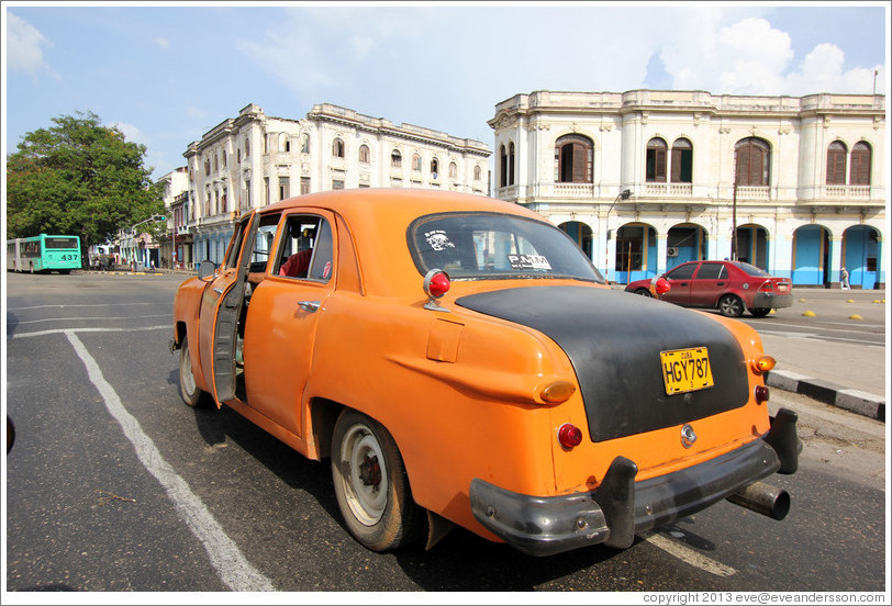 Orange and black taxi, Avenida Salvador Allende (Carlos III).