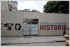 Words painted on a wall, saying "Fieles a nuestra historia" ("Faithful to our history"), Avenida Simon Bolivar (Calle Reina).