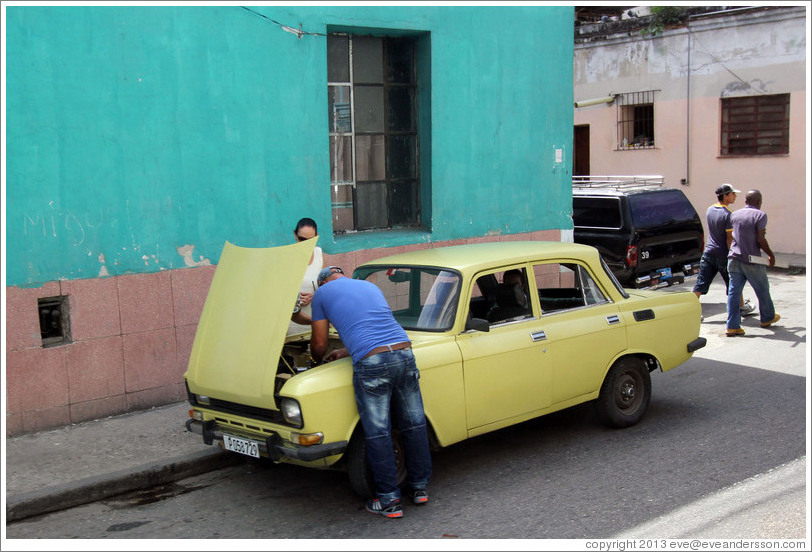 Broken down yellow car, Calle Padre Varela (Belonscoain).