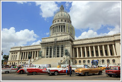 Cars parked in front of El Capitolio.