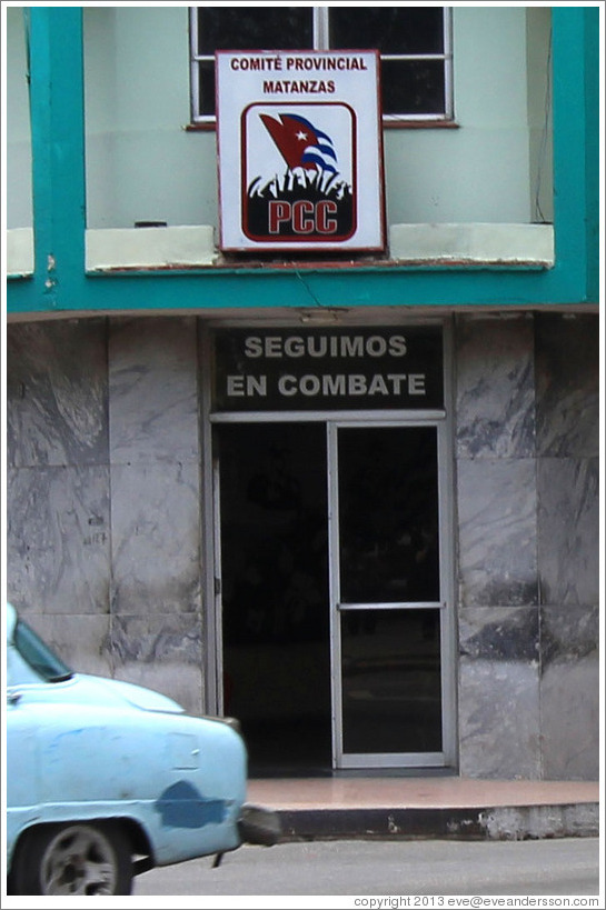 Sign above door reading, "Seguimos en combate" ("We continue in combat") near Parque de la Libertad (Liberty Park).