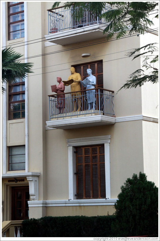 Sculptures of singers on balcony, Evergreen building, Rothschild Boulevard.