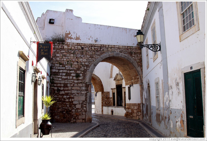 Arco do Repouso (Arch of Rest), one of the entrances to the old city. 