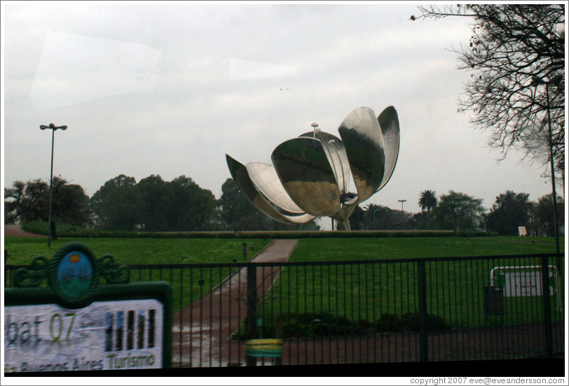 Floralis Generica, a moving statue.