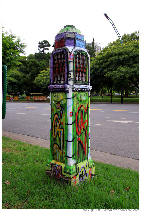 Graffiti, Avenida del Libertador, Recoleta district.