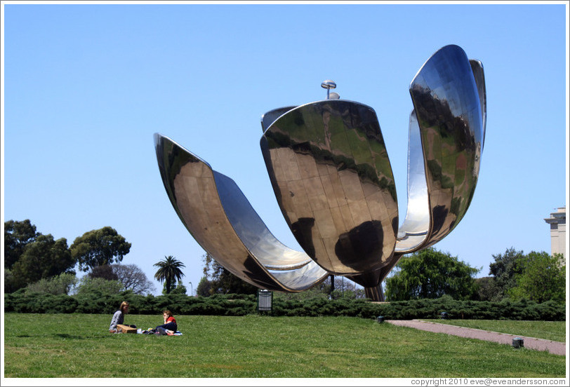 Floralis Gen?ca, a moving sculpture by Eduardo Catalano. Plaza de las Naciones Unidas (United Nations Plaza), Recoleta.