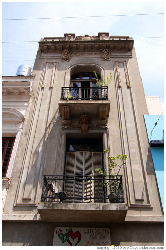 Building housing the defunct La Bodeguita del Medio, Avenida Bol?r 832, San Telmo district.