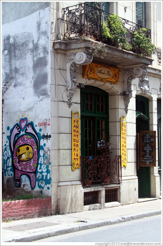 Graffiti, Abuela Pan, Avenida Bol?r, San Telmo district.