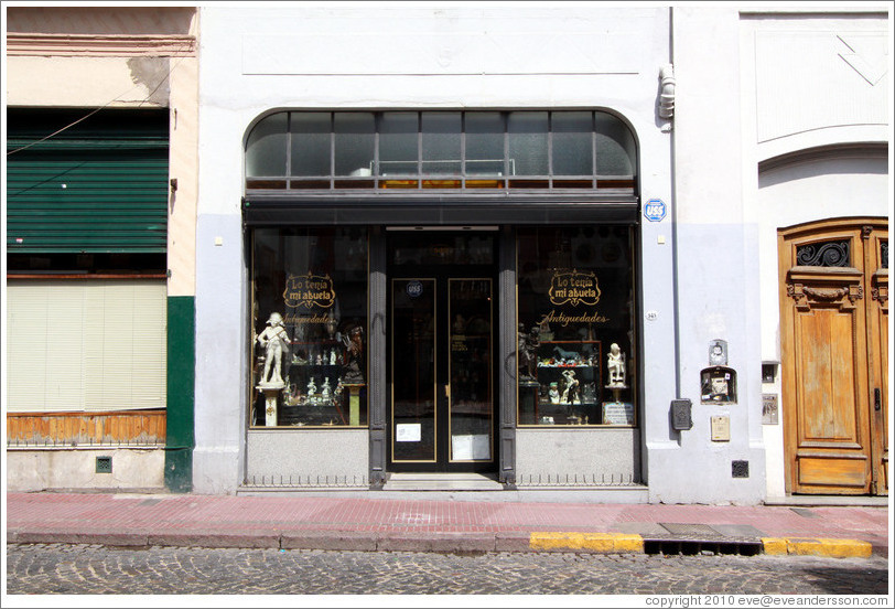 Lo ten?mi abuela (My grandmother had that), an antique shop, Calle Defensa, San Telmo district.