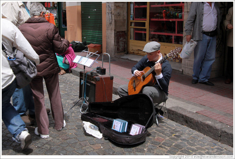 Guitar player, Sunday market, Calle Defensa, San Telmo.