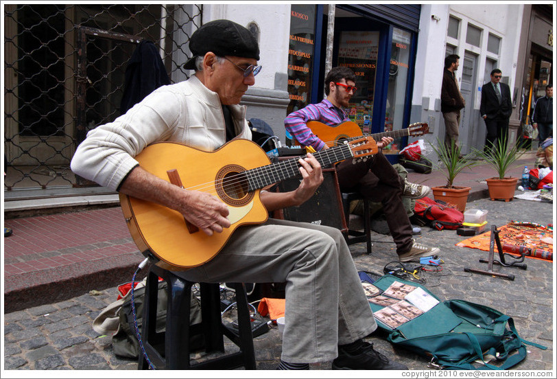 A talented duo called Guitarras Fussion (Elio Gerardi & Nelson Piazza). Sunday market, Calle Defensa, San Telmo.