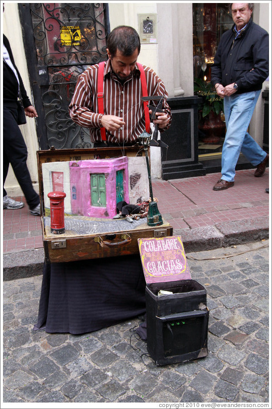 Pupeteer. Sunday market, Calle Defensa, San Telmo.