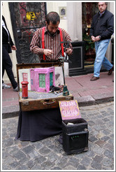 Pupeteer. Sunday market, Calle Defensa, San Telmo.