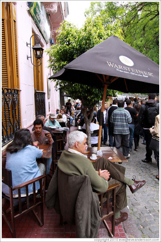 Caf?ith outdoor tables, Calle Humberto Primo. San Telmo.