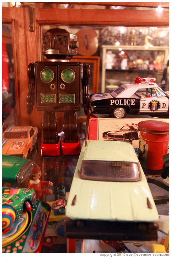 Antique robot and cars. Mercado San Telmo.