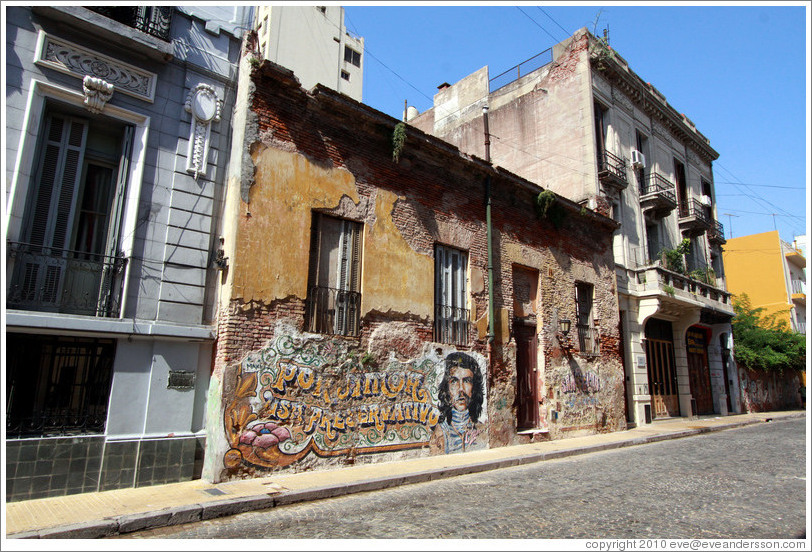 Building with a picture of Che Guevara on it, Pasaje San Lorenzo, San Telmo district.