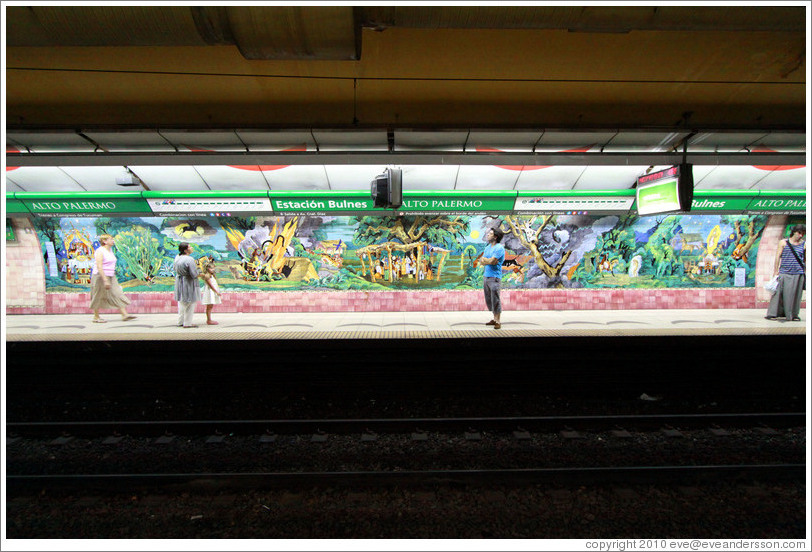 Platform artwork, Bulnes Station, Subte (Buenos Aires subway).