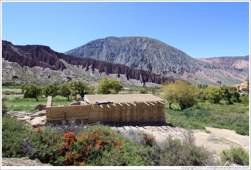 A building and mountains seen from Ruta Nacional 52.