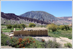 A building and mountains seen from Ruta Nacional 52.