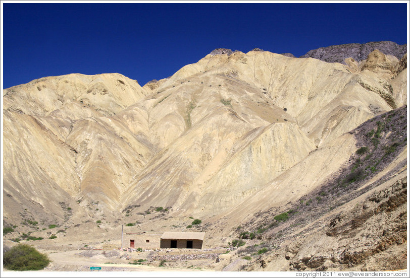 Mountains and an adobe house seen from Ruta Nacional 52.