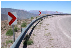 Arrows at the side of Ruta Nacional 52.