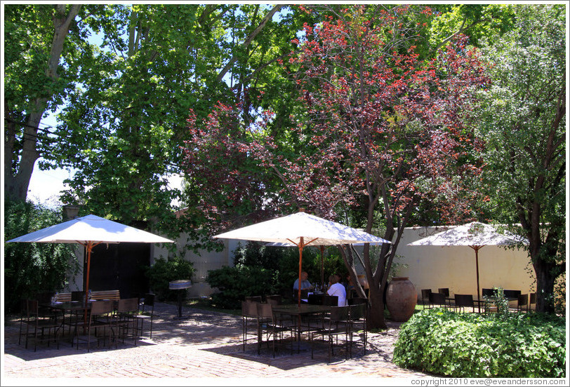 Courtyard of the restaurant, Lagarde, Luj?de Cujo.