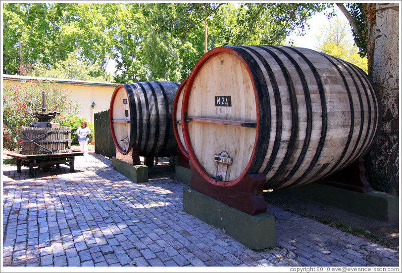 Large barrels and old press, Lagarde, Luj?de Cujo.