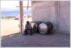 Worker resting. Bodega Tierra Colorada.