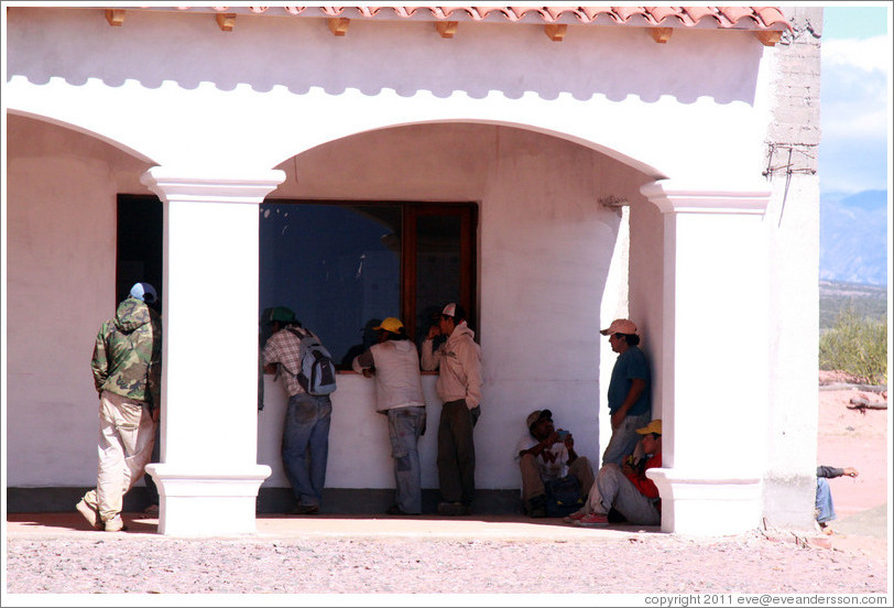 Workers queueing. Bodega Tierra Colorada.