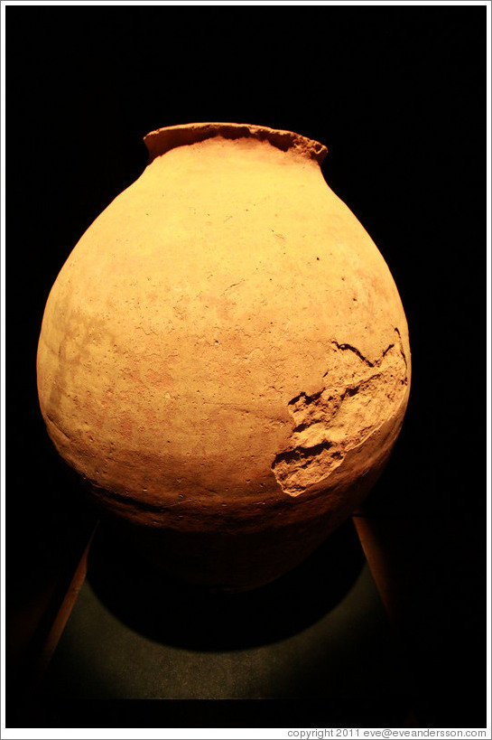 Terra cotta container. Museo de la Vid y el Vino (Museum of Vine and Wine).