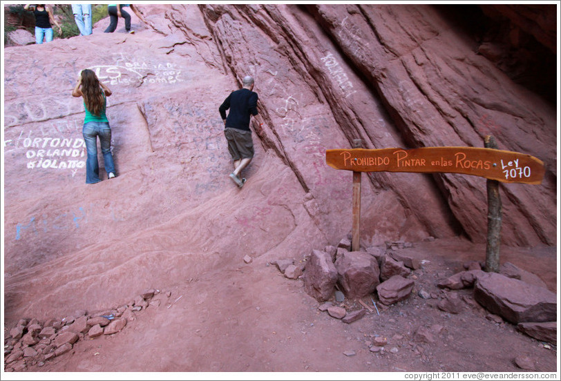 People climbing an internal wall. Garganta del Diablo (Devil's Throat). Quebrada de las Conchas.