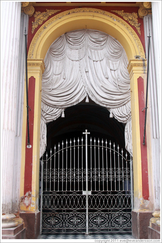 Entrance with stone "curtains". Bas?ca y Convento de San Francisco.