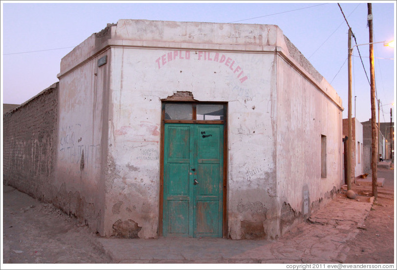 Building with faded lettering saying Templo Filadelfia.