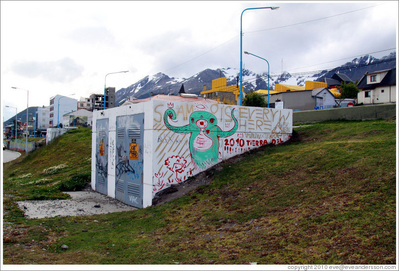 Graffiti resembling a two-armed octopus.