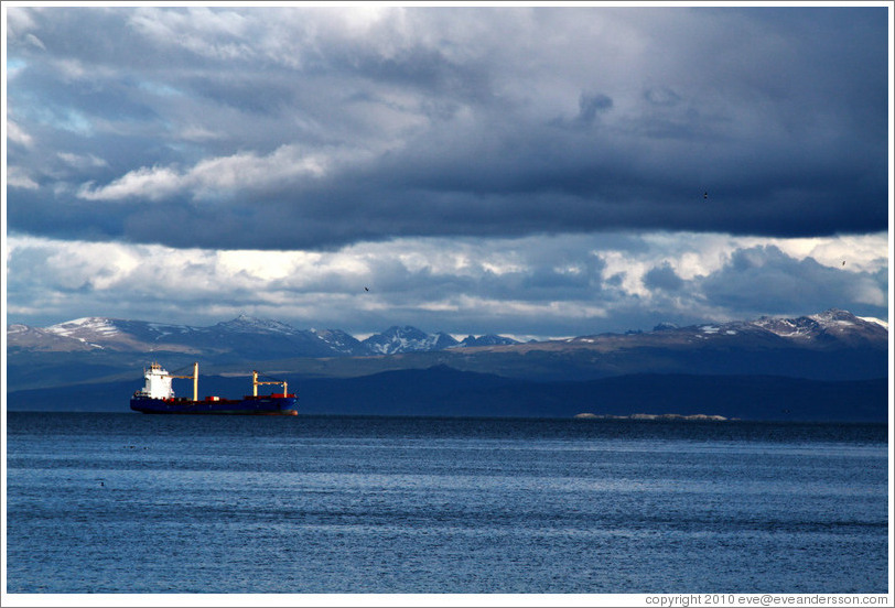 Boat and mountains, Bah?de Ushuaia.