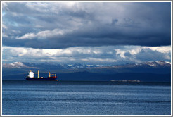 Boat and mountains, Bah?de Ushuaia.