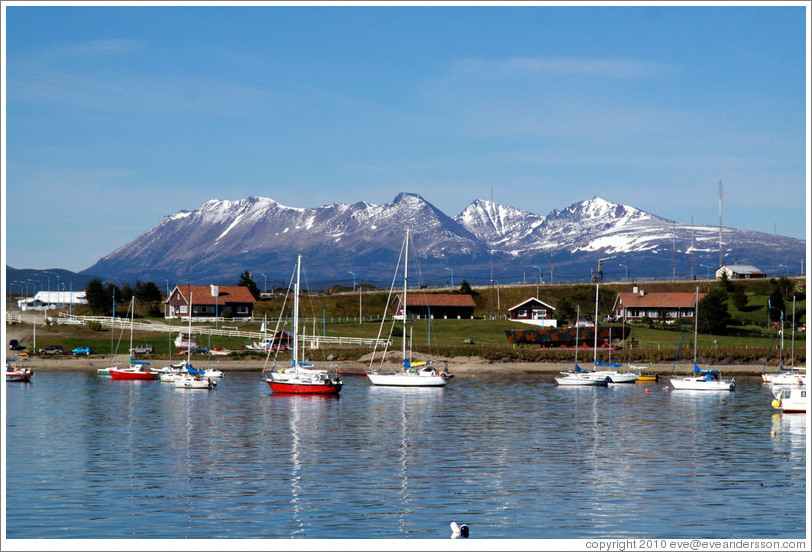 Sailboats houses, Bah?de Ushuaia.