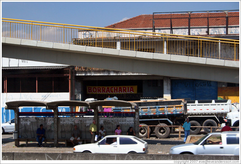 Borracharia (tire repair shop).