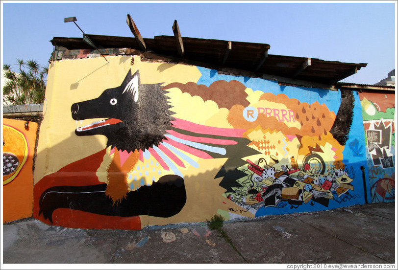 Graffiti: black dog.  Villa Magdalenda neighborhood.  Alley between Rua Padre Jo?Gon?ves and Rua Belmiro Braga.