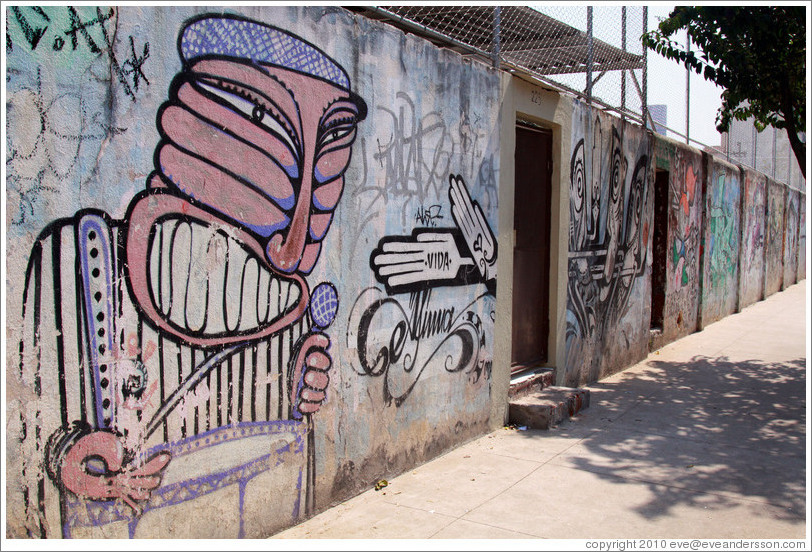 Graffiti: man with drum.  Villa Magdalenda neighborhood.  Rua Ant? Bicudo near Rua Benjamin Egas.