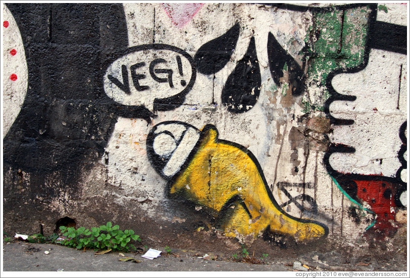 Graffiti: yellow creature saying "Veg!".  Villa Magdalenda neighborhood.  Rua Cardeal Arcoverde.