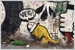 Graffiti: yellow creature saying "Veg!".  Villa Magdalenda neighborhood.  Rua Cardeal Arcoverde.