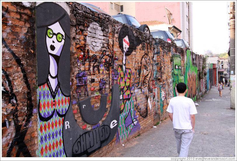 Graffiti: women.  Villa Magdalenda neighborhood.  Rua Cardeal Arcoverde.