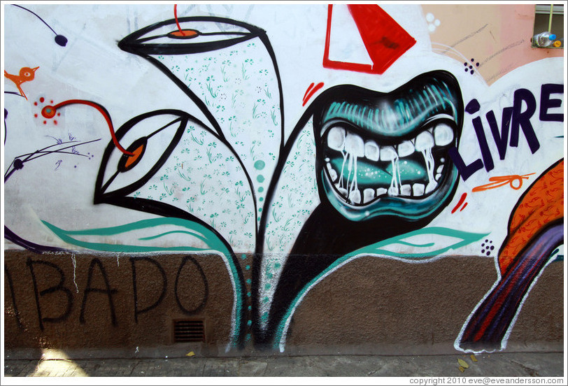 Graffiti: mouth and the word "Livre" (free).  Villa Magdalenda neighborhood.  Rua Joaquim Antunes at Rua Artur de Azevedo.