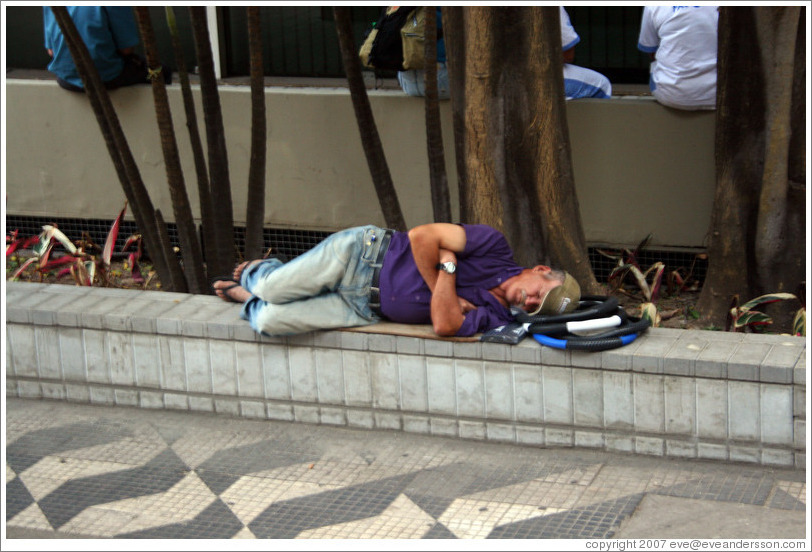 Man sleeping in S&atilde;o Paulo.