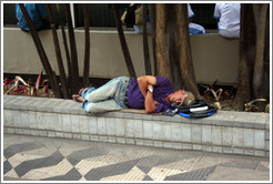 Man sleeping in S&atilde;o Paulo.