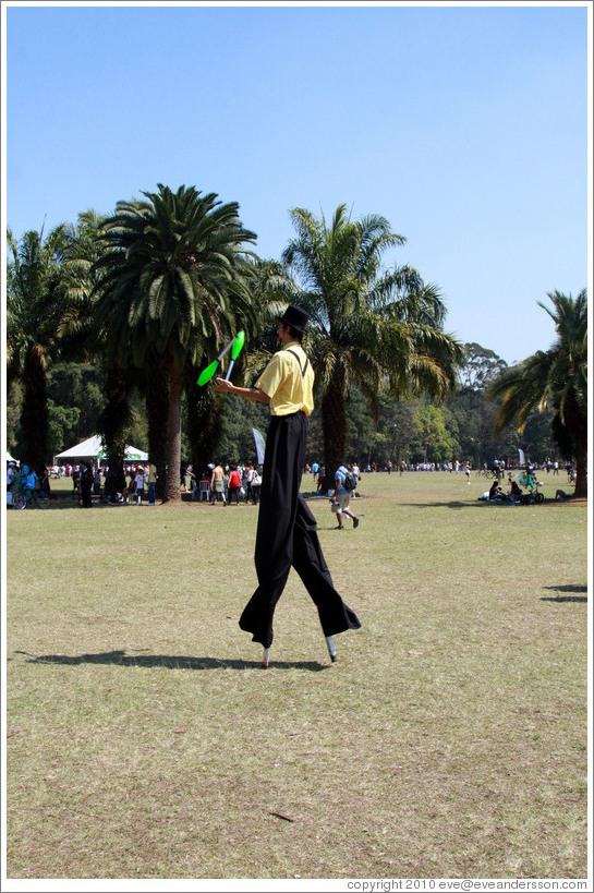 Juggling man walking on stilts.  Parque do Ibirapuera.